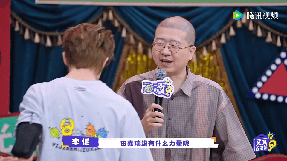 田嘉瑞被苏晓彤揪住命运的后脖颈一见你就笑 看到苏晓彤抓住田嘉瑞后脖颈的那一刻，我