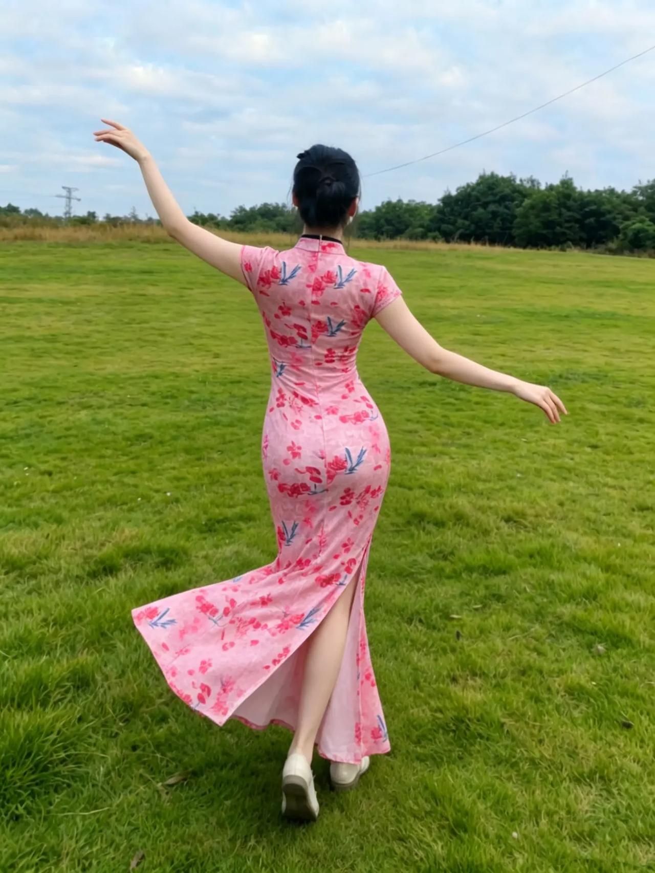 粉裙飘逸舞，绿野映芳姿。