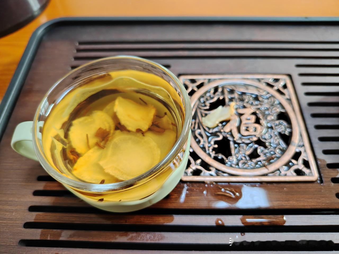 如果你是中年人，今天父亲节，有没有联系过自己的老父亲。给他打个电话，发个红包，或