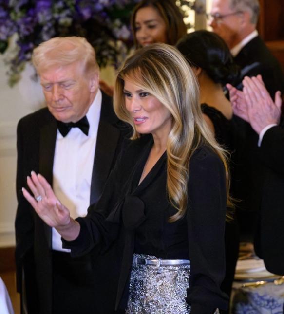 她走进宴会厅时，整个房间的音量自动调低了三格。
不是礼貌，是物理上的压迫感。
黑