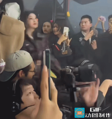 恍惚间我以为人群中走出一个妙龄少女，她转身时我才恍然:这个走起路来蹦蹦跳跳的“姑