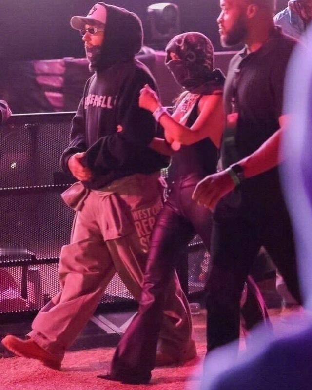 金·卡戴珊和男友刘易斯·汉密尔顿现身贾斯汀·比伯在科切拉音乐节的演出。把脸包住了