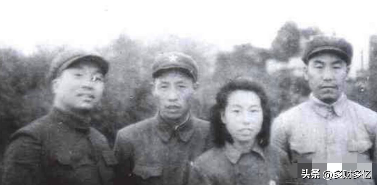 1949吉安重逢：将军回乡，大嫂竟认不出亲手喂大的三弟！
 
1949年，江西吉