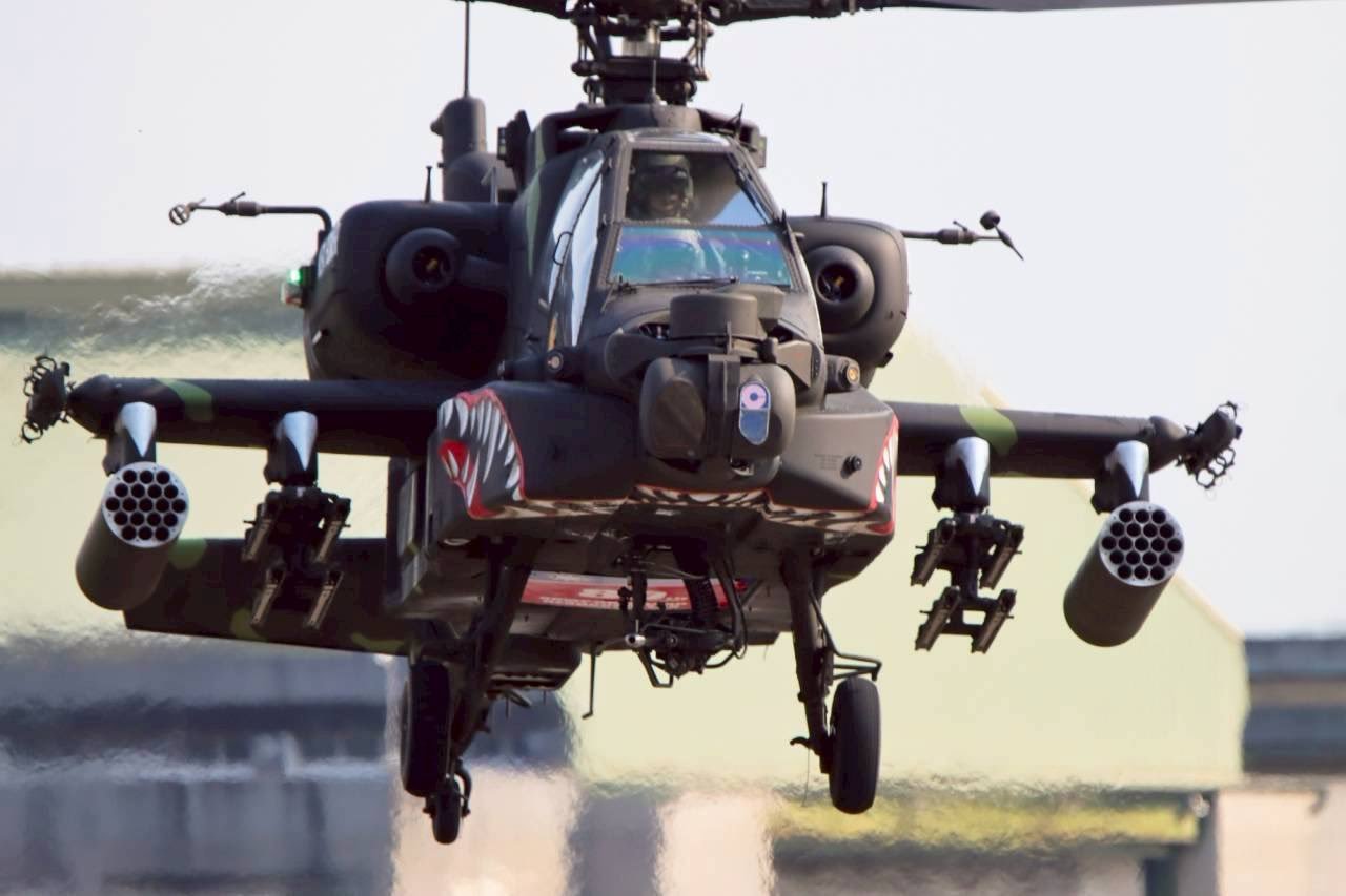 飞扬军事 台匪軍阿帕契武装直升机最新鲨鱼嘴涂装，纪念陆軍司令部成立80周年。19