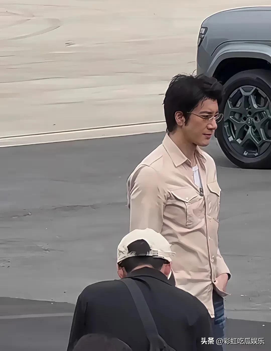 王力宏素颜出现在比亚迪，他穿着发旧的衬衫，因为个子高颜值高，没有明星妆造颜值依然