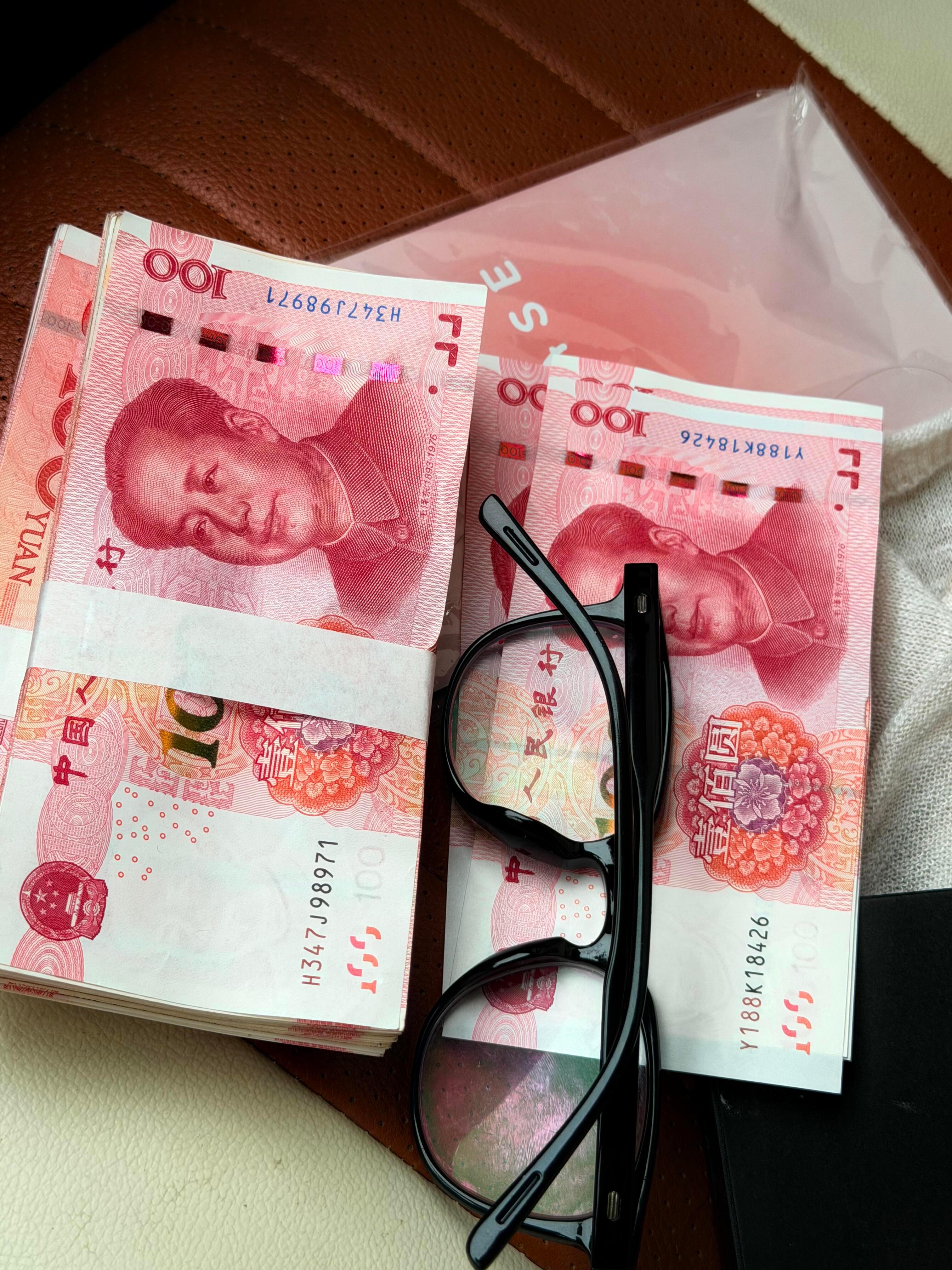 不是我变得爱钱了,是生活一次一次的告诉我,没有钱寸步难行。 