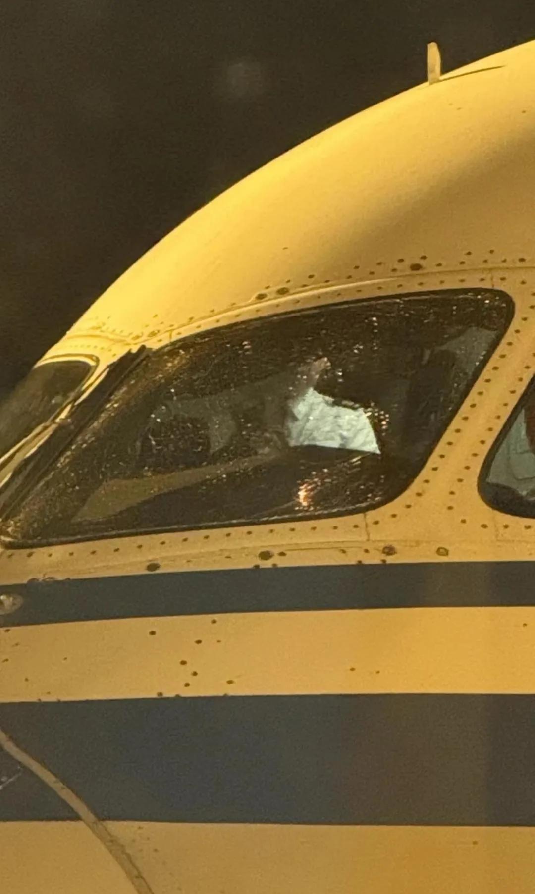 国航航航班疑中途因机械故障返航 航空公司确认 乘客说下飞机后发现飞机挡风玻璃有裂