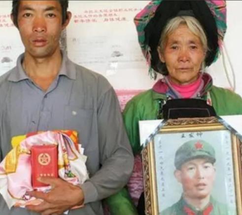 一位战士壮烈牺牲，妻子拒绝改嫁。28年后，妻子借了2000元作为路费，带着儿子来