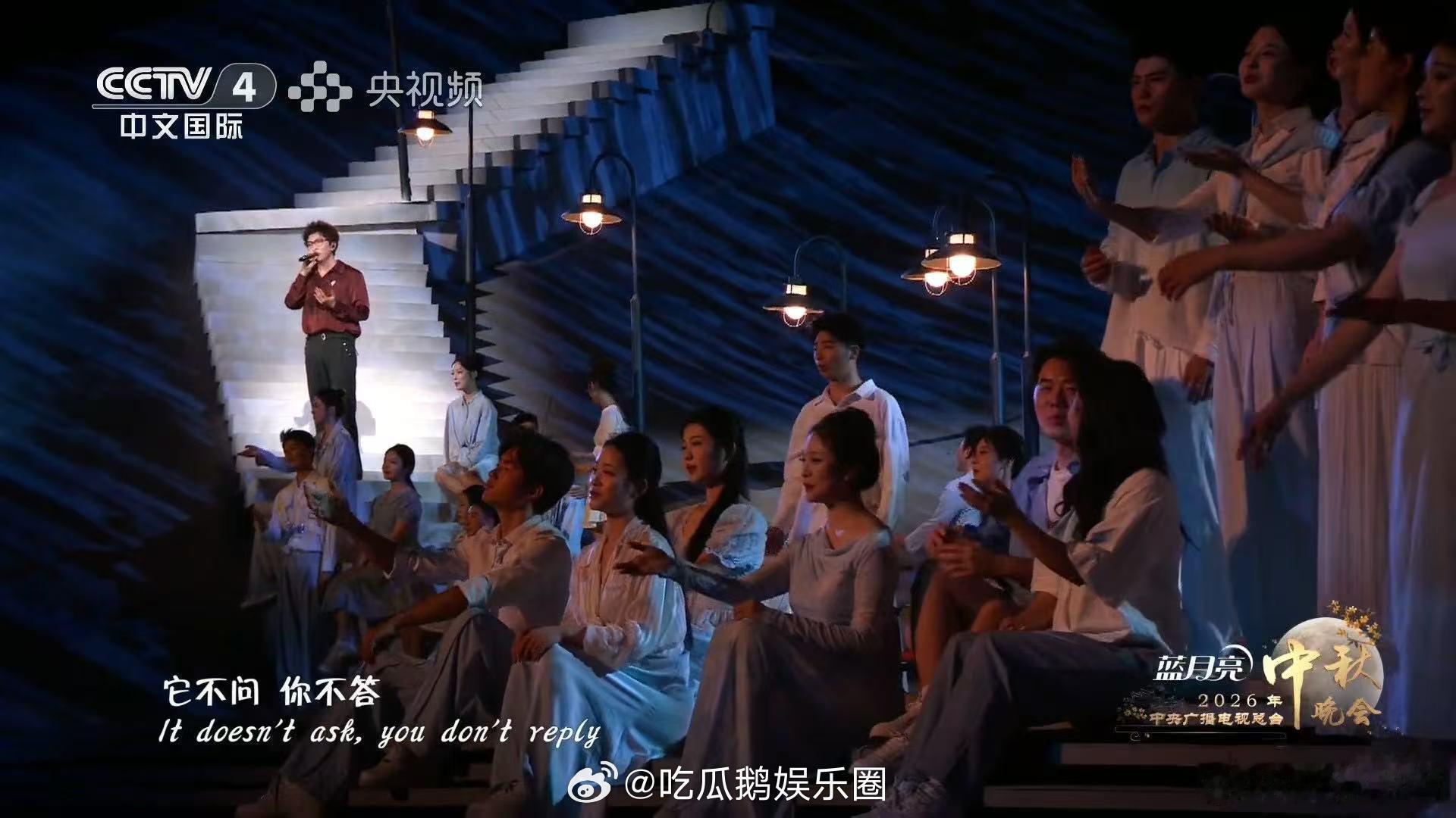 毛不易 好听央视中秋晚会毛不易[超话]很喜欢这个舞台完整的叙事感，从孤身拾阶而下