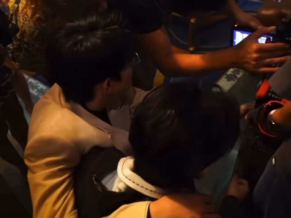 好黏啊蹲着的时候为什么也要这样搂在一起啊...不难受吗 