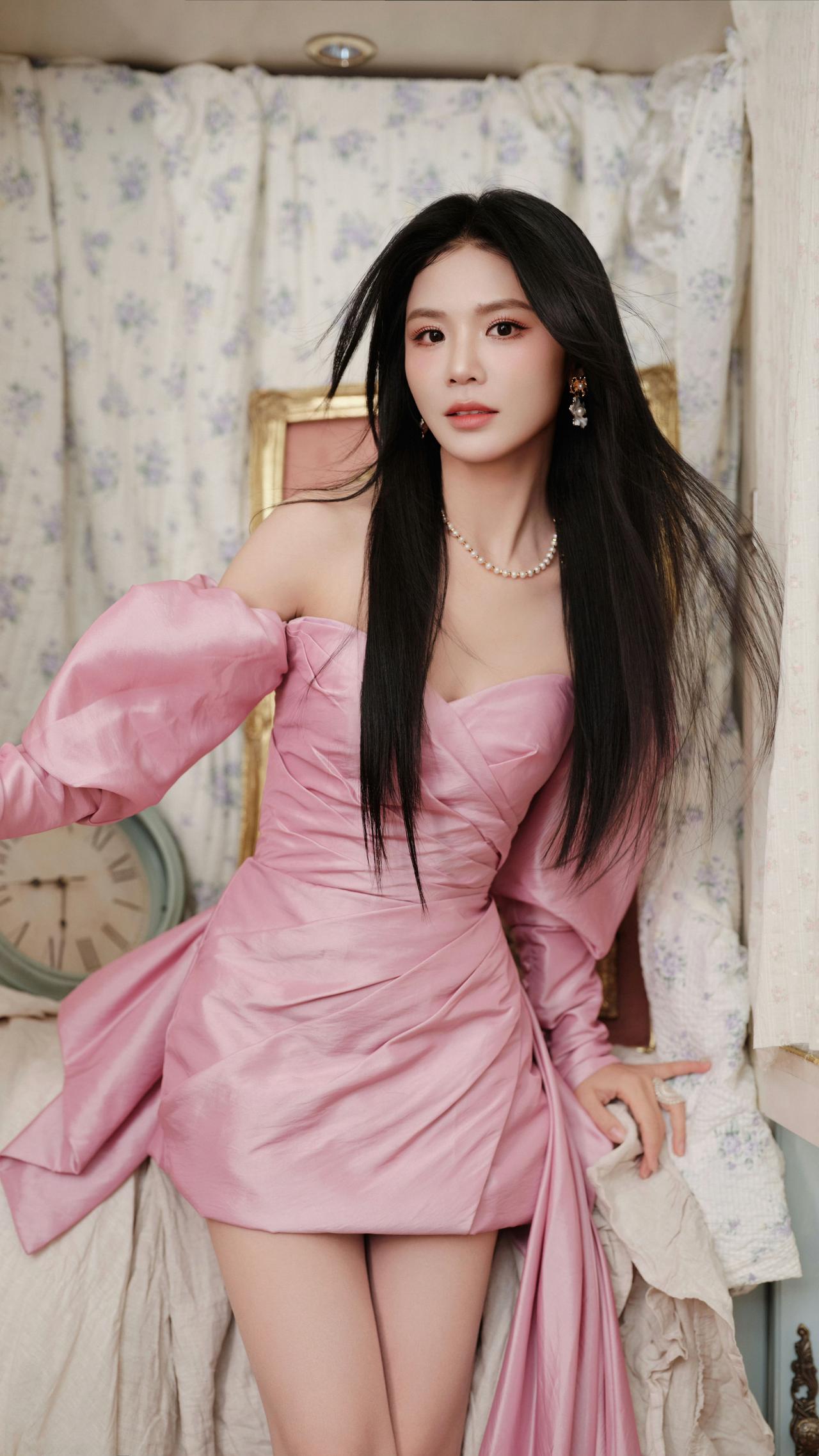 09快女回忆杀！黄英现在也太好看了✨

谁的青春回来了！
当年唱《映山红》的黄英