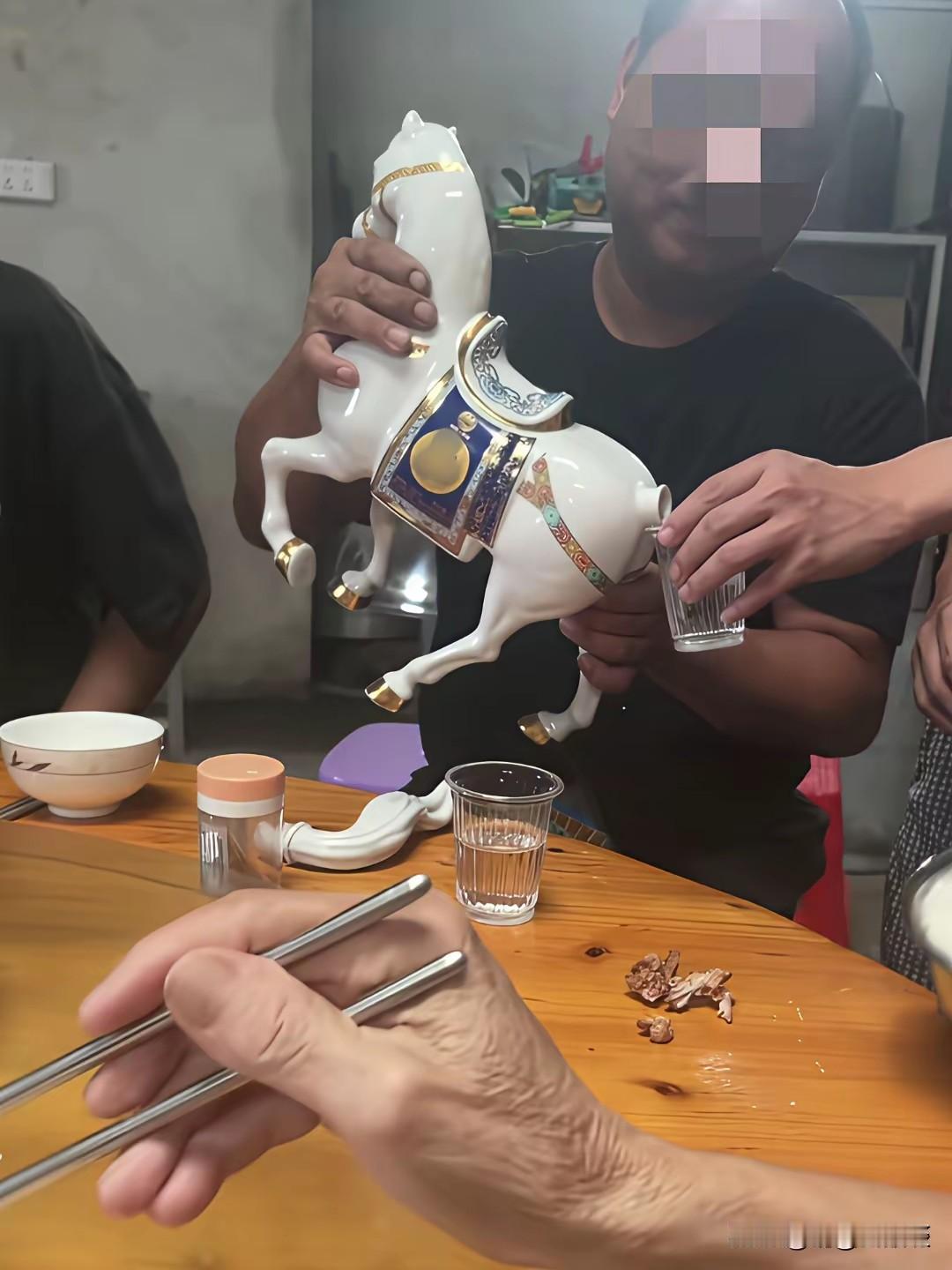 这种稀里胡哨的酒瓶，让人看着就非常的害怕，毕竟这种酒瓶装出来的酒，不会是很好的酒