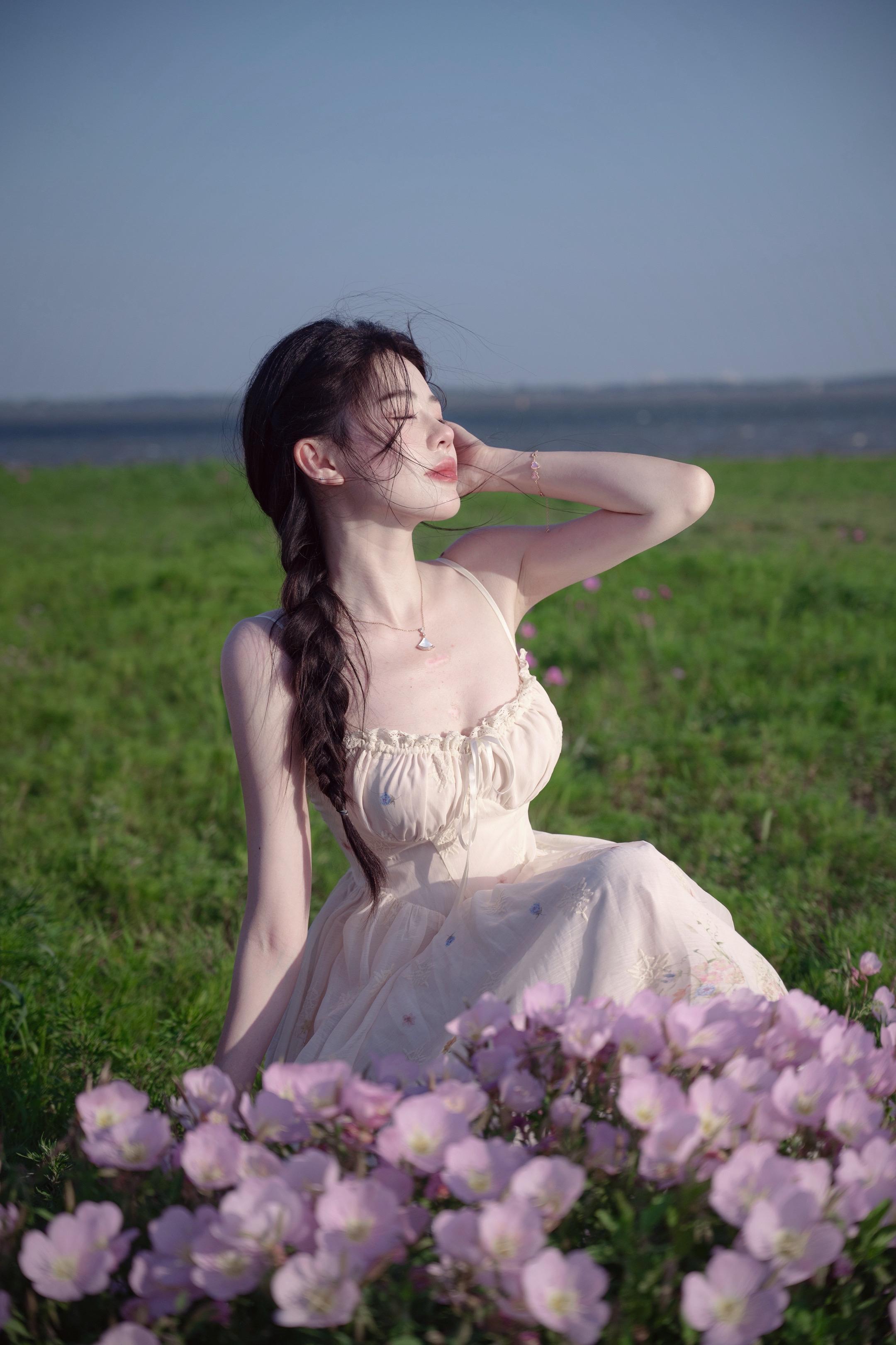 夏日、花海、和一条温柔的裙子。