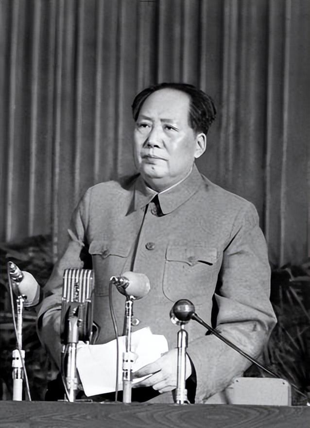 1951年，刘亚楼的一句话，竟让一向刚毅如铁的毛主席当场泪目。语气颤抖地说出一句