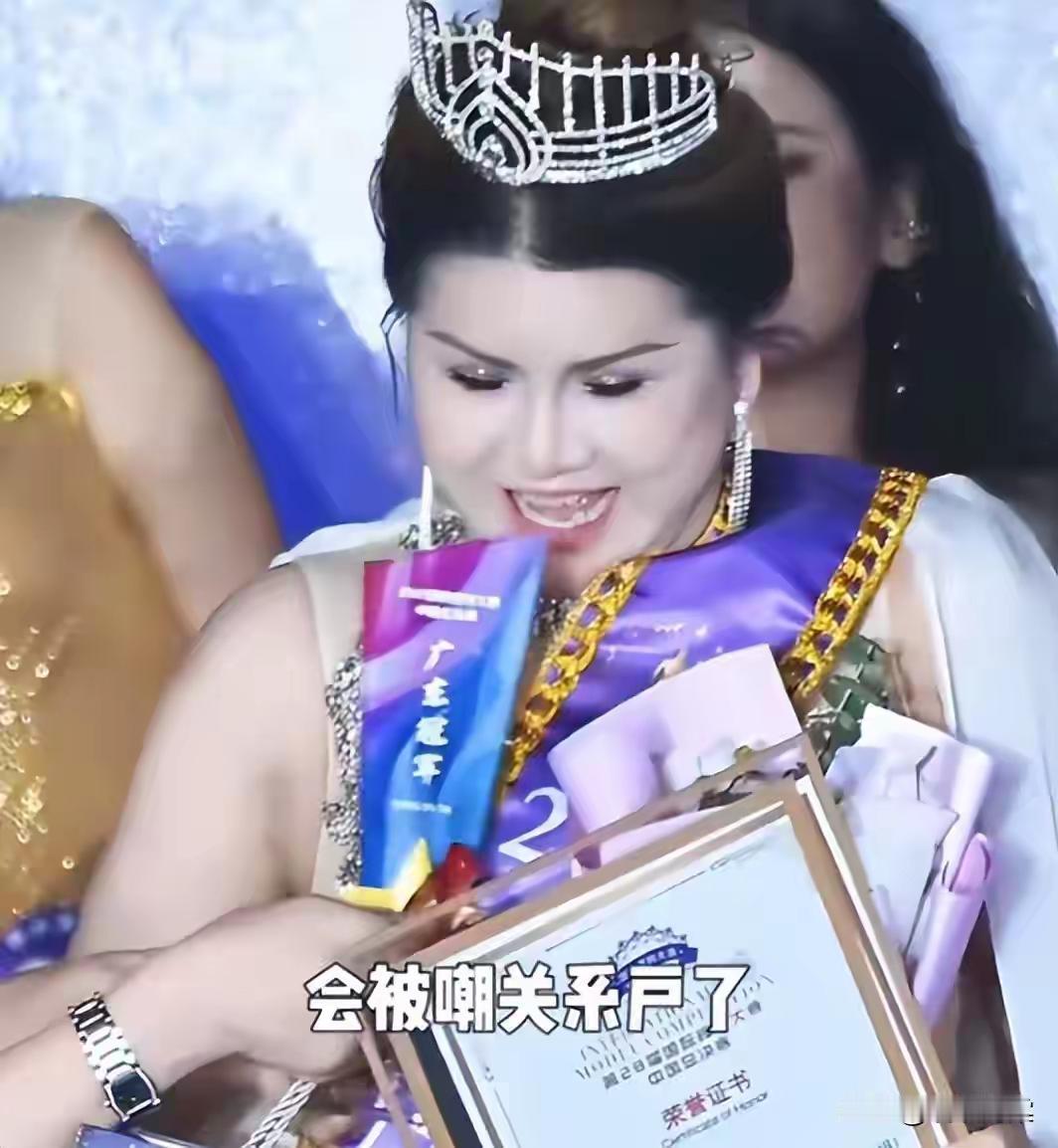 近日，广东深圳几个公司练手举办了模特选美大赛，现场有很多长相美丽身材火辣的小姐姐