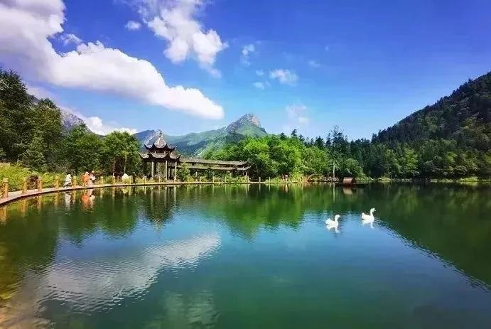 泽当措，作为鹅曼姑娘的化身，充满了神秘色彩。在陇南宕昌鹅嫚沟，有关于鹅嫚的古老传
