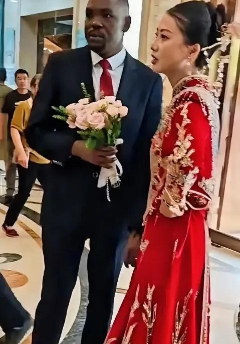 没有亲人和朋友祝福的婚姻能不能幸福？酒店门口，这对跨国婚姻男女早早等待家人和亲戚