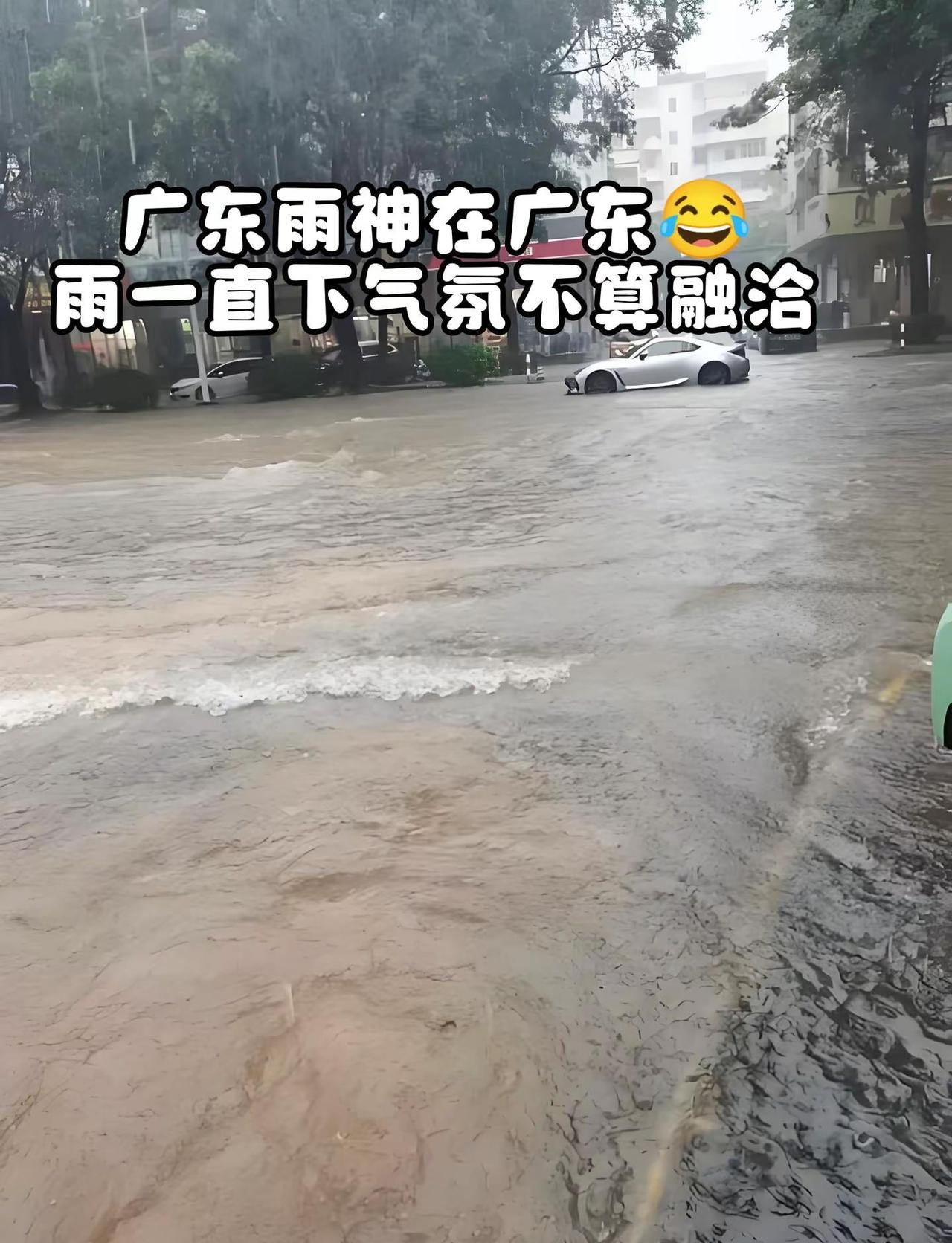 广东暴雨深圳珠海中山深圳珠海。大暴雨引发的水漫大街 横栏 古镇 雨一直下，气氛不
