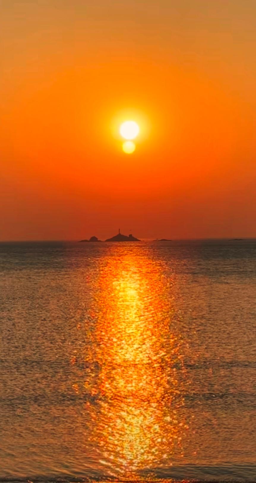 下联：海阔天空日月明。

（题图来自网络）