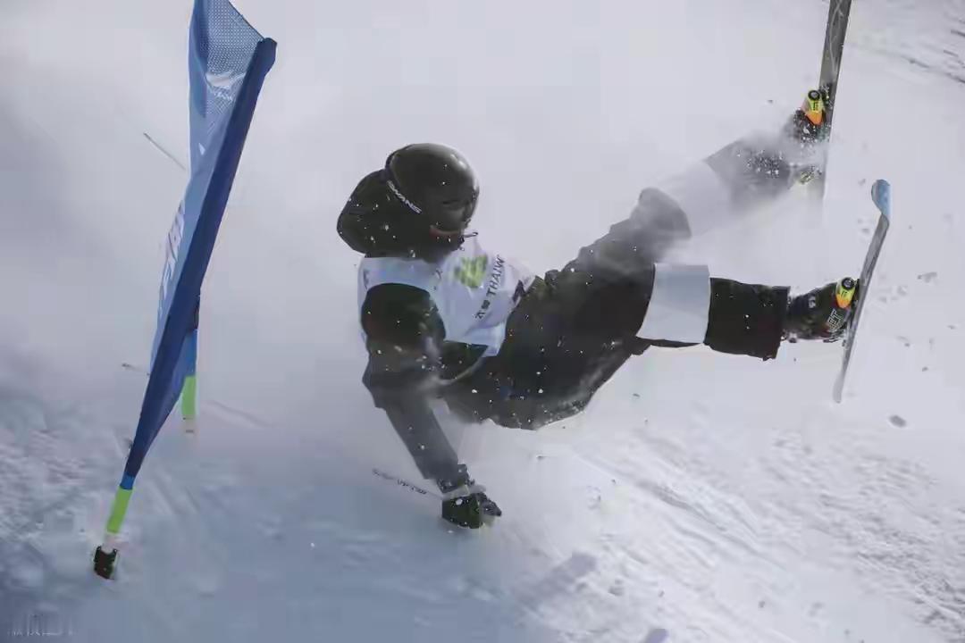滑雪摔跤方式多讲究，远离身体伤害             据报道，杭州一位20多