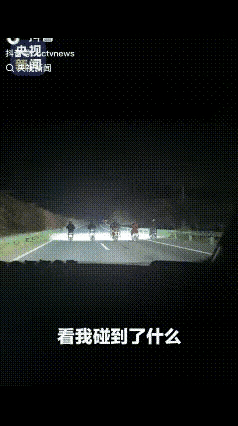 "太解气了!"近日，安徽某省道5人并排骑电动车堵住整条路，后车无法通行，无奈只能