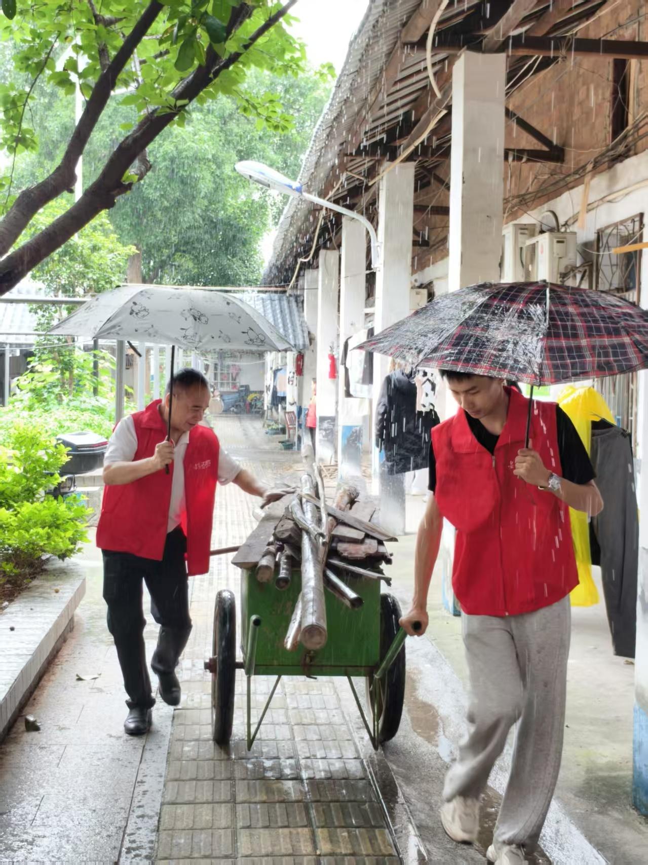 久久为功暖民心！湘江新区装饰协会公益服务温暖老旧小区

五月春风暖人心，志愿服务