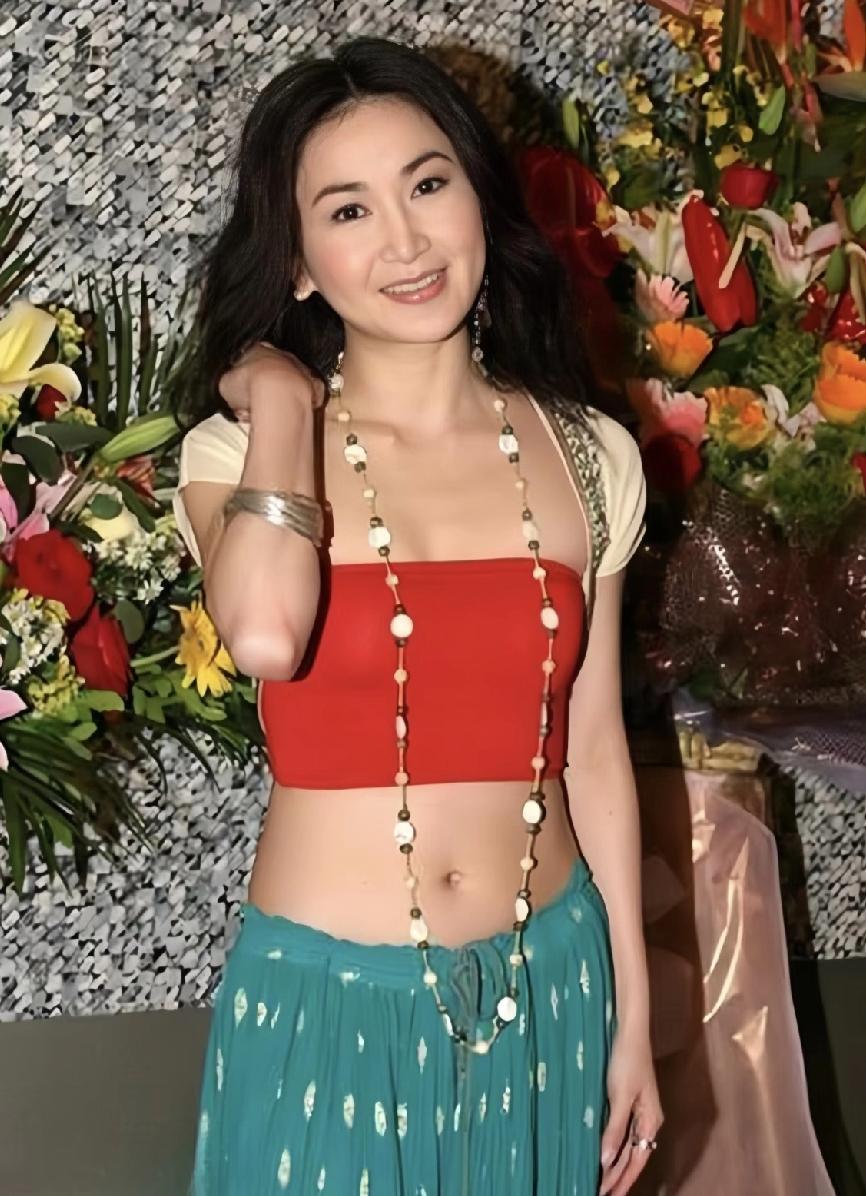 有句话叫“人靠衣装，佛靠金装”。
温碧霞、李嘉欣的这身行头不仅撞色，而且还有撞衫