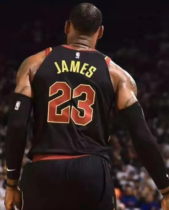 勒布朗·詹姆斯在NBA联盟中享有极高的声誉，不仅技术全面，更是众多球员心中的榜样