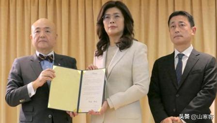 呼吁所有人记住7月31日发生这事儿。当天，郑丽文以个人名义拿出100万新台币，捐