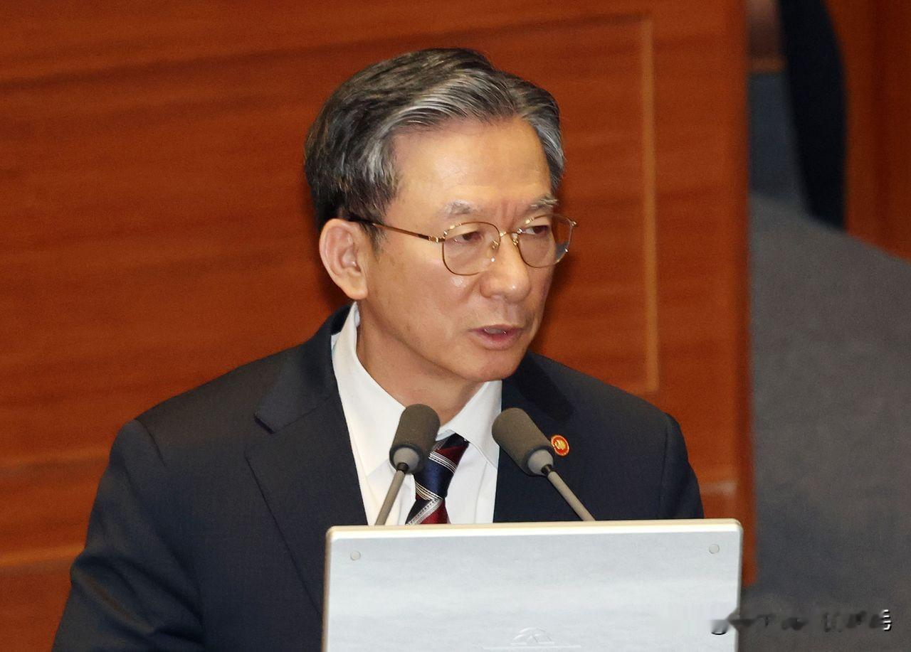 19日，韩国法务部长官郑成浩在前总统尹锡悦被判无期徒刑后，公开对法院量刑提出质疑