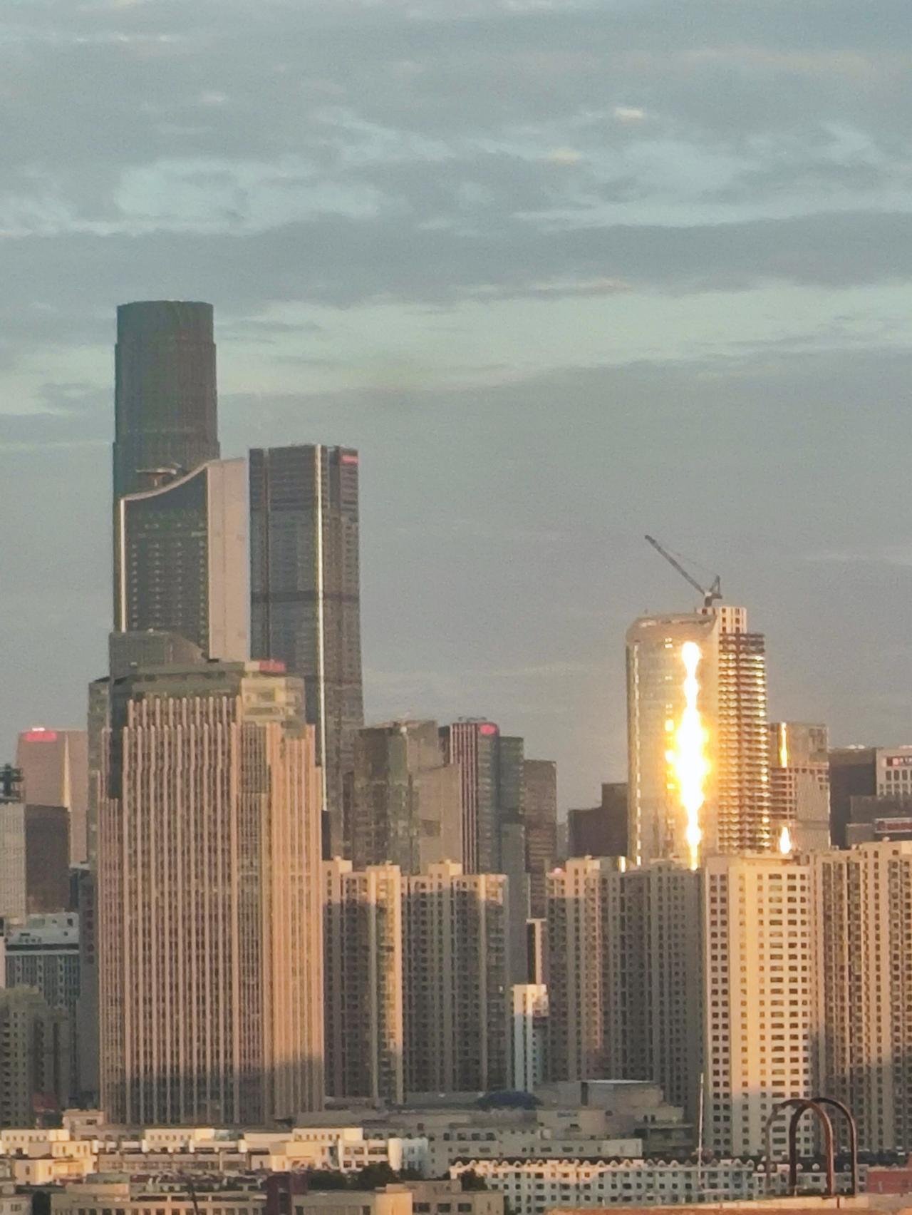 在小区楼顶上看晚霞余晖，那感觉绝了！傍晚时分，天空就像被打翻的调色盘，橘红、粉紫