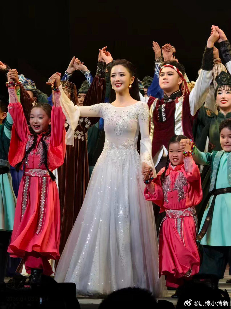 佟丽娅小酒窝同台跳舞 被佟丽娅的同台舞蹈惊艳到！《在远方在这里》表演中，身姿曼妙