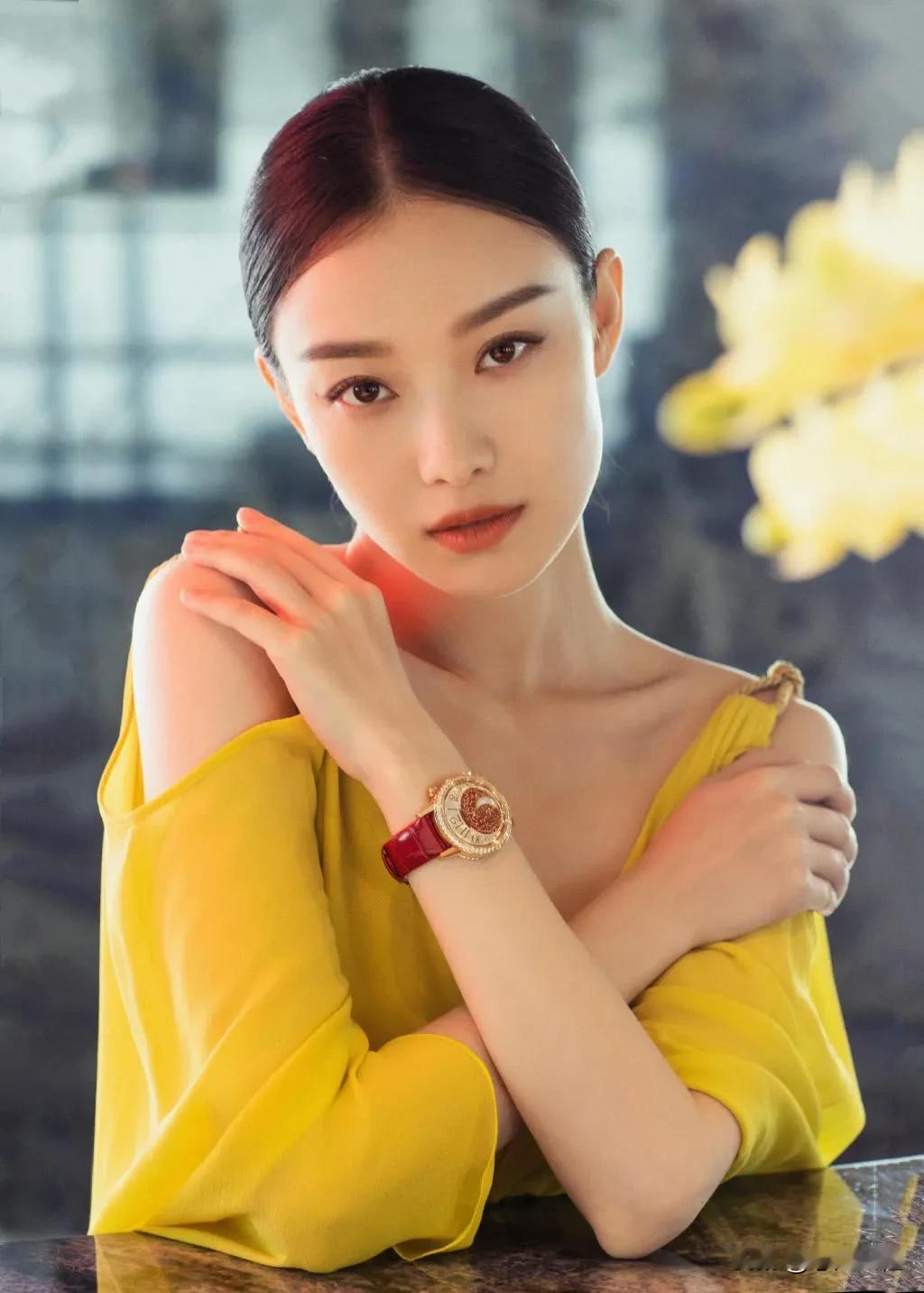 风情万种的倪妮，以《金陵十三钗》出道，至今也是高产演员。出生江苏南京的女子，有江
