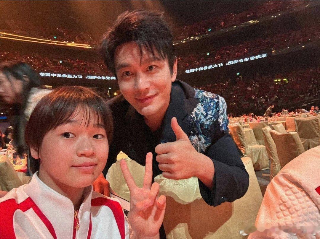 全红婵果然是运动员中的顶流，黄晓明、张译、曾舜晞、成龙都主动要求合影，咱就说，这