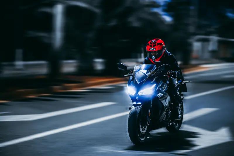 4月4日在安徽237省道怀宁段，出现了超气人的一幕。五名摩托骑手并排行驶，直接把