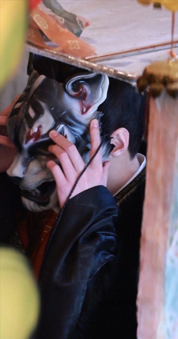 何与天选武侠生何与一身白衣踏雪而来，打戏利落又潇洒，完全是从武侠小说里走出来的少