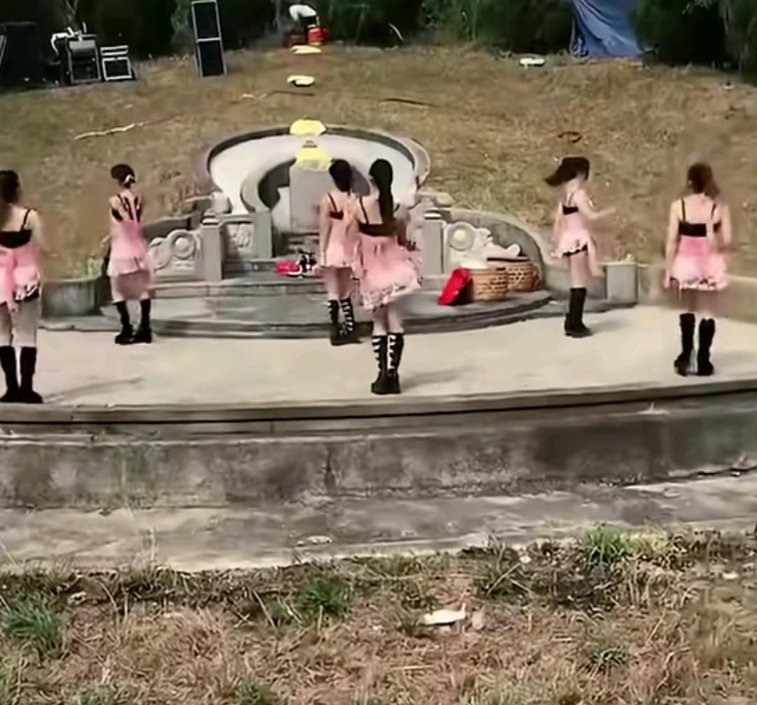 你以为男人挂墙上就老实了？
不不不，就算噶了也不老实，不信你看，这不今天清明，有