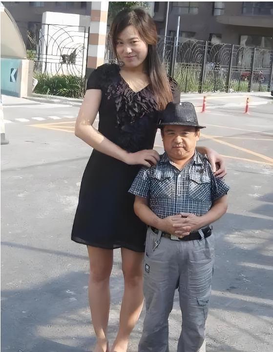 1米28的人生赢家：他靠“省特效”赚千万，四娶高挑老婆成国家一级演员。身高1米2