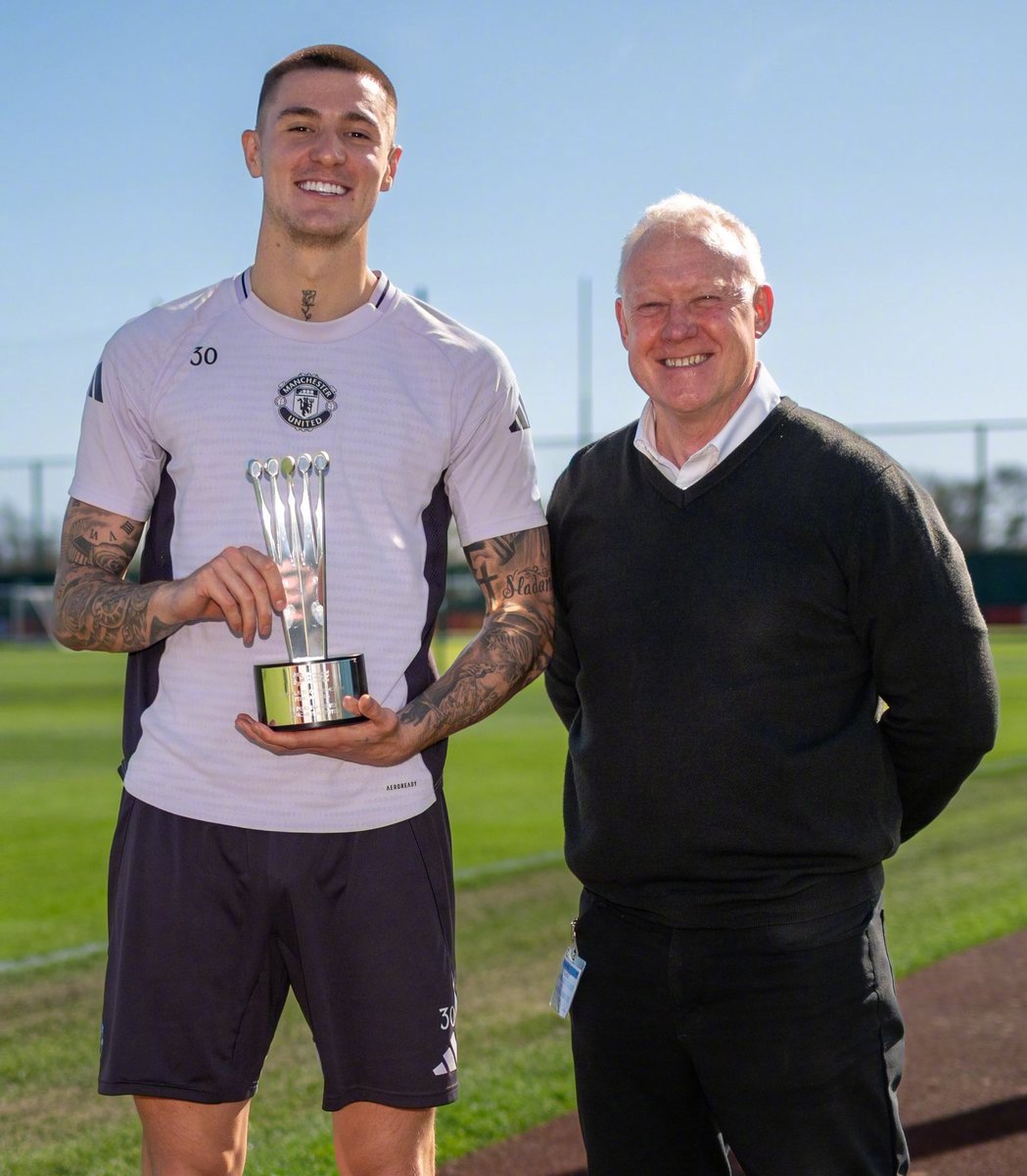 📢 最新消息：本杰明·舍什科荣获2月英超球迷票选最佳球员奖！🇸🇮🙌曼联 