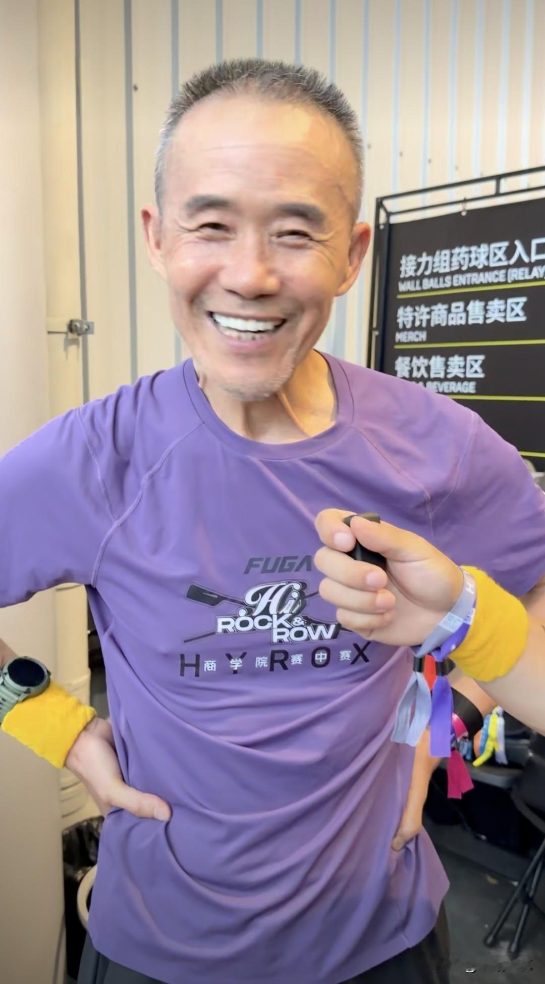 近日，王石现身HYROX成都站体能赛事。他前段时间花10块钱理的清爽短发又长长了