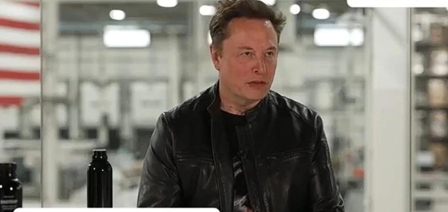 马斯克又放出重磅消息！亲口承认SpaceX正在和特斯拉洽谈合并。
 
同时AI业