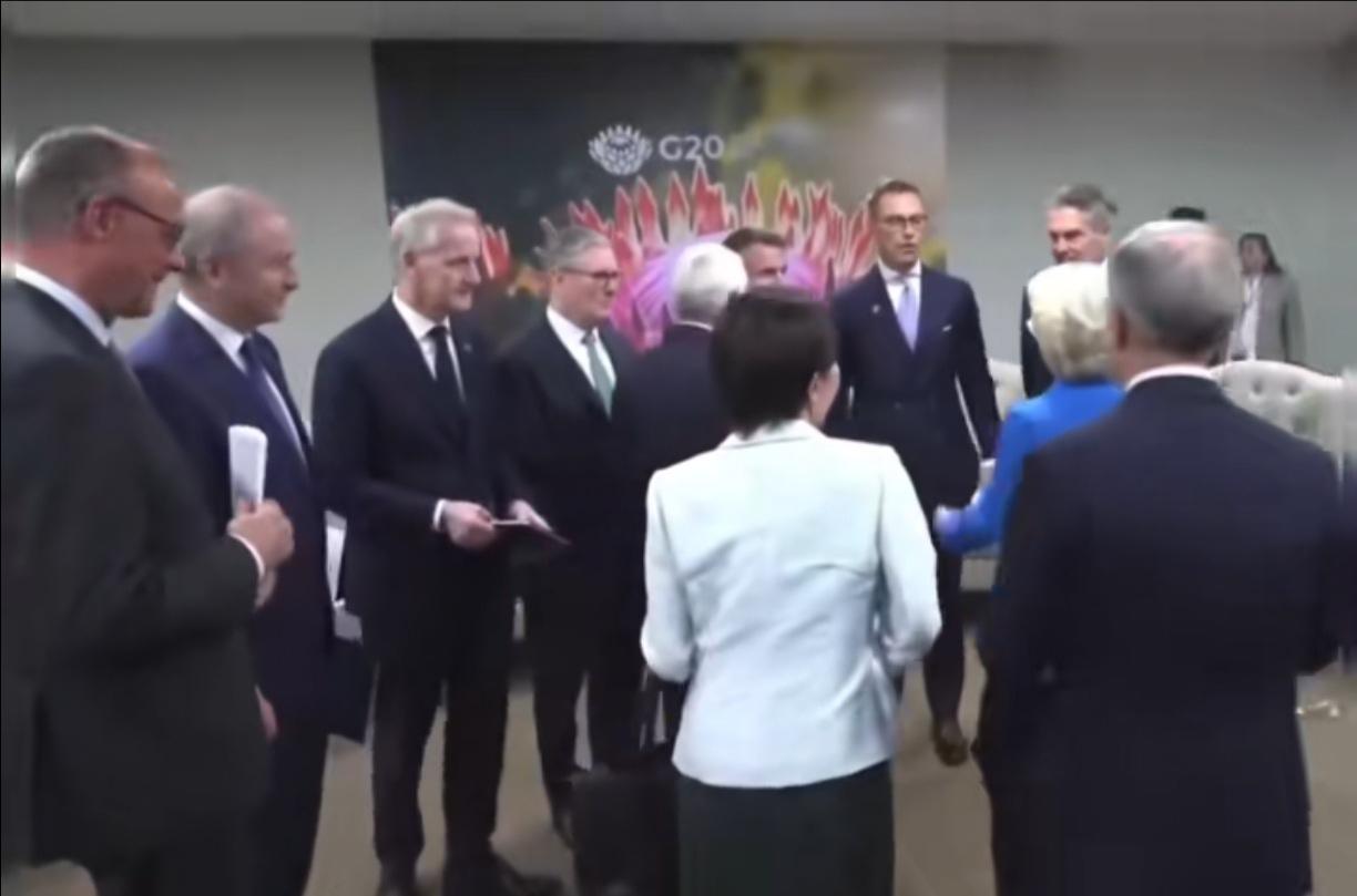 这个老妖婆迟到一个小时，精挑细选的衣服，感觉还是皱皱巴巴的！[大笑][大笑][大