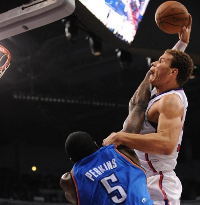 14年前的今天，格里芬死亡骑扣帕金斯，铸造了NBA历史的暴力美学名场面。2012