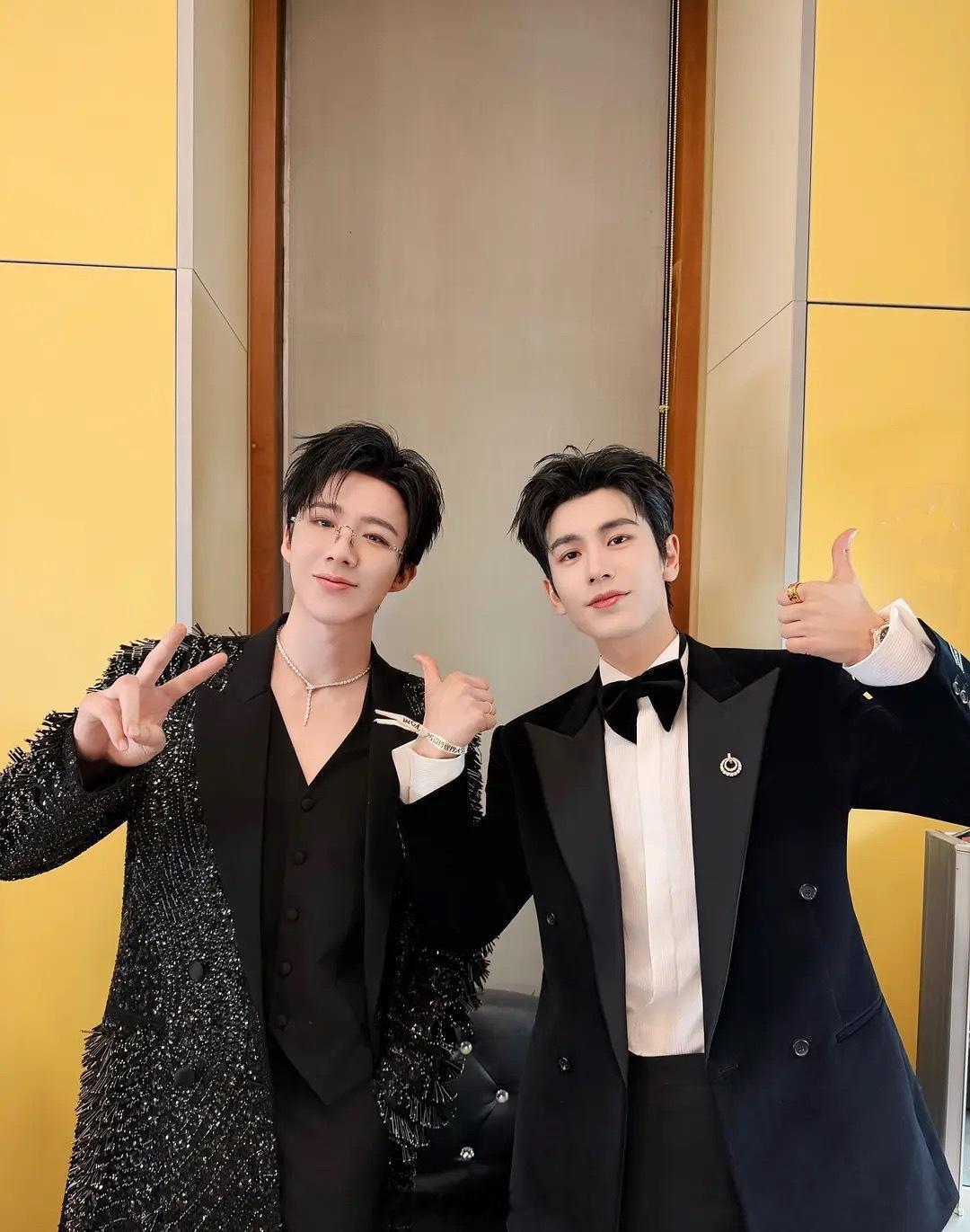 微博视界大会张凌赫与罗云熙、刘宇宁的合照，浓颜合照还是有优势啊[老师好] ​​​