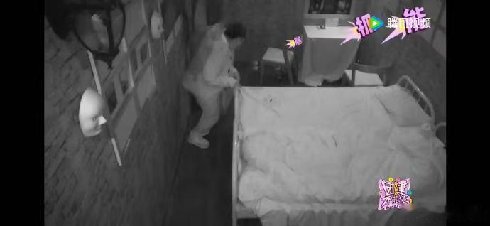 宋妍霏被吓得阴暗爬行   团建不能停  汪苏泷带队，宋妍霏贴墙静止，这画面太搞笑