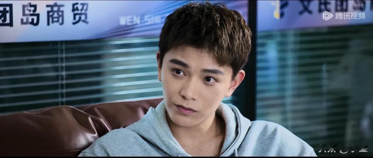 年轻警察就应该让年轻人来演
宁理和丁禹兮新剧《黑白森林》今晚开播
首播5集，网播