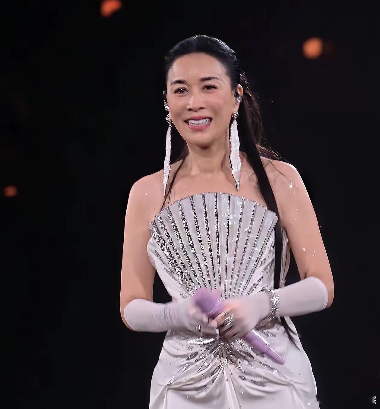 我严重怀疑那英开演唱会不是要赚钱，也不是证明自己唱歌好，而是真正的要展示自己好人