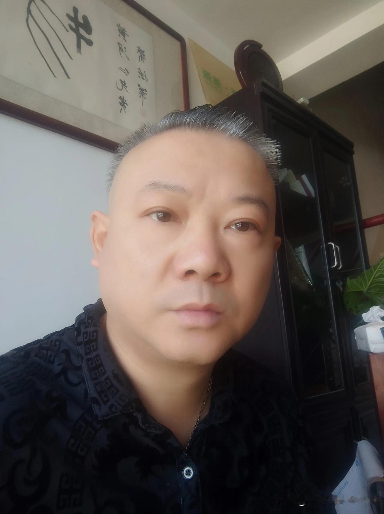 两个赤裸裸男人在一张床上，双胞胎奶娃娃除外，会让人心里有阴影？
       五