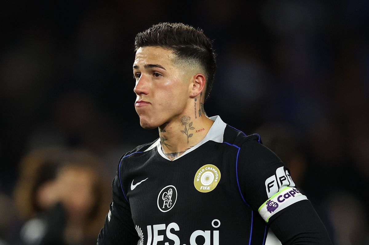 🚨👀 当恩佐·费尔南德斯在对阵布莱顿的比赛中被授予队长袖标时，人们感到惊讶。