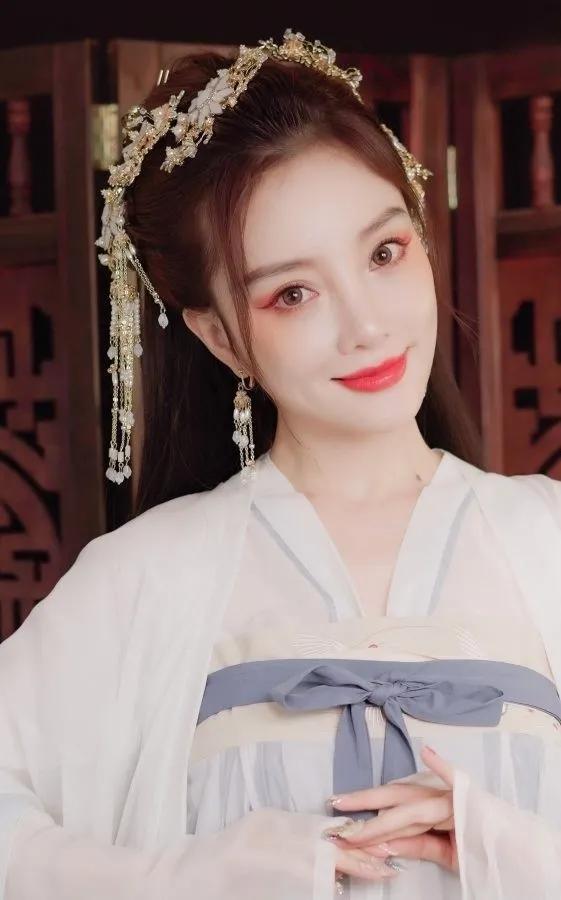 李小璐天生具有媚骨，对男性心充满了诱惑力。
李小璐天生具有媚骨，是许多男性心目中